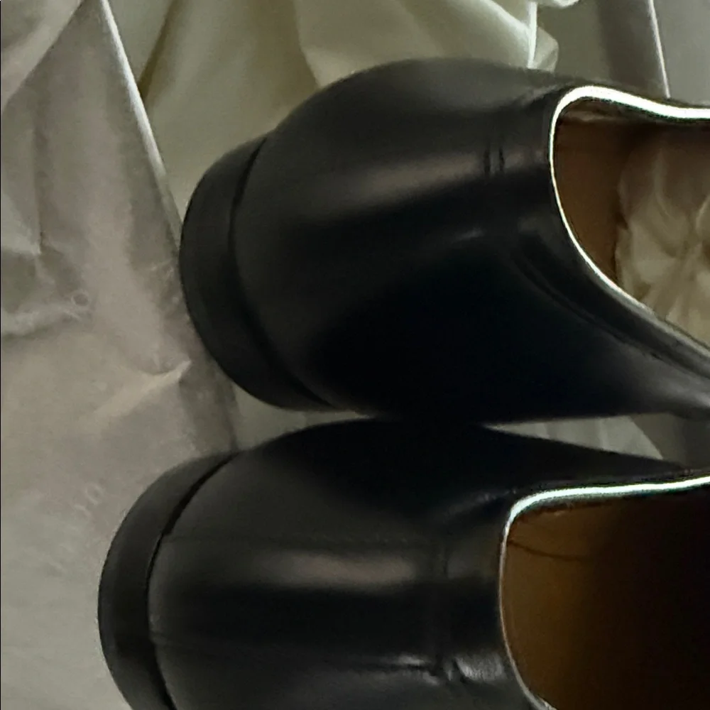 Gucci Black Leather Loafers with Gold Bit Detail - Picture 8 of 10